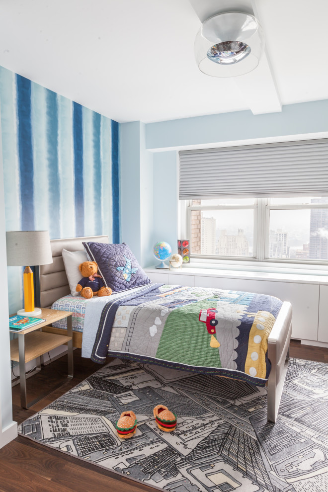 На фото: детская среднего размера в современном стиле с спальным местом, синими стенами, паркетным полом среднего тона и коричневым полом для ребенка от 4 до 10 лет, мальчика с