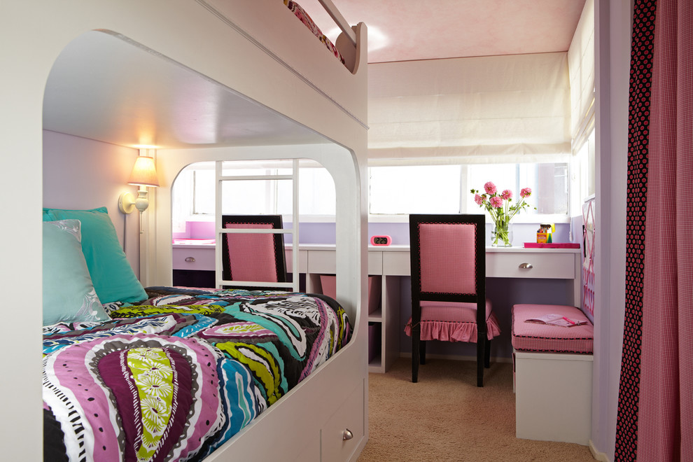 На фото: детская в стиле неоклассика (современная классика) с спальным местом, фиолетовыми стенами и ковровым покрытием для девочки, двоих детей с