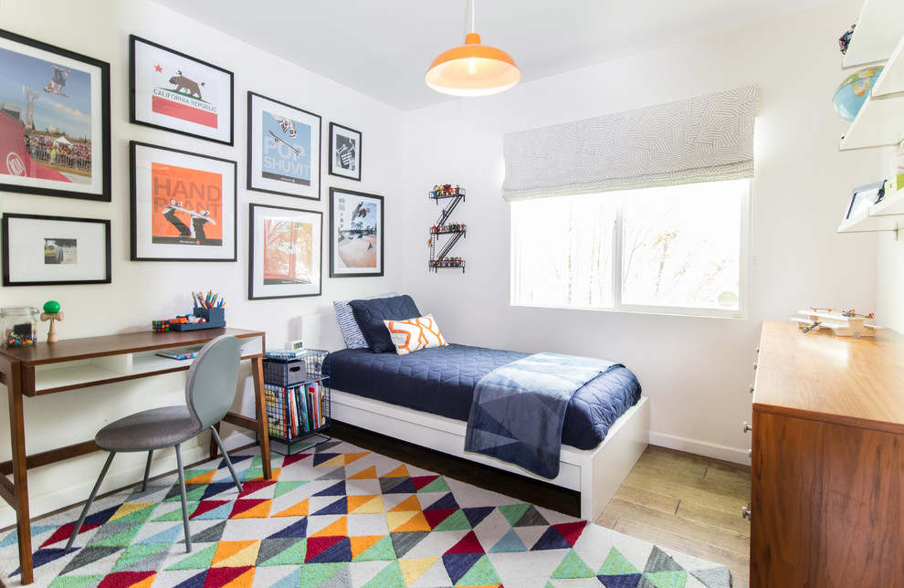 Idee per una cameretta per bambini da 4 a 10 anni classica di medie dimensioni con pareti bianche, pavimento in legno massello medio e pavimento marrone