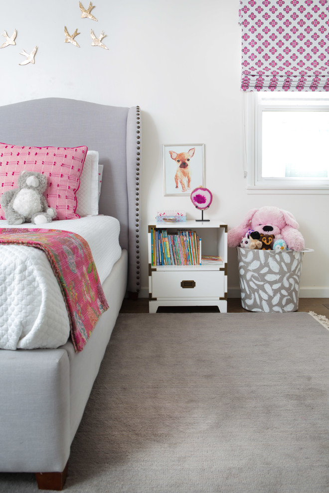 Modelo de dormitorio infantil de 4 a 10 años clásico renovado de tamaño medio con paredes blancas, suelo de madera en tonos medios y suelo marrón