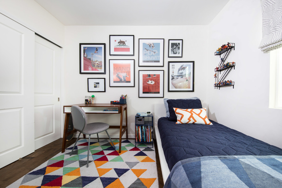 Idéer för mellanstora vintage pojkrum kombinerat med sovrum och för 4-10-åringar, med vita väggar, mellanmörkt trägolv och brunt golv