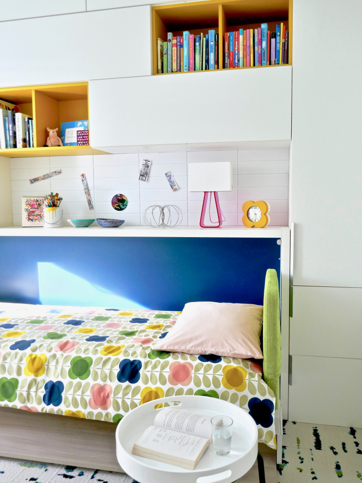 Kleines Modernes Mädchenzimmer mit weißer Wandfarbe, Teppichboden, Tapetendecke, Schlafplatz und buntem Boden in New York