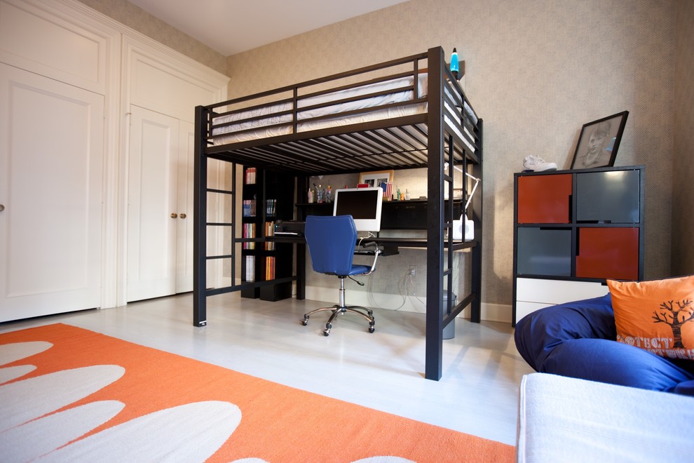 Modernes Kinderzimmer mit Schlafplatz und beiger Wandfarbe in New York