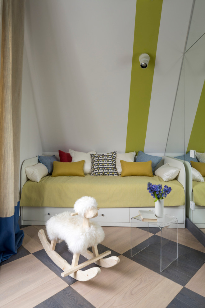 Modern inredning av ett barnrum kombinerat med sovrum, med flerfärgade väggar