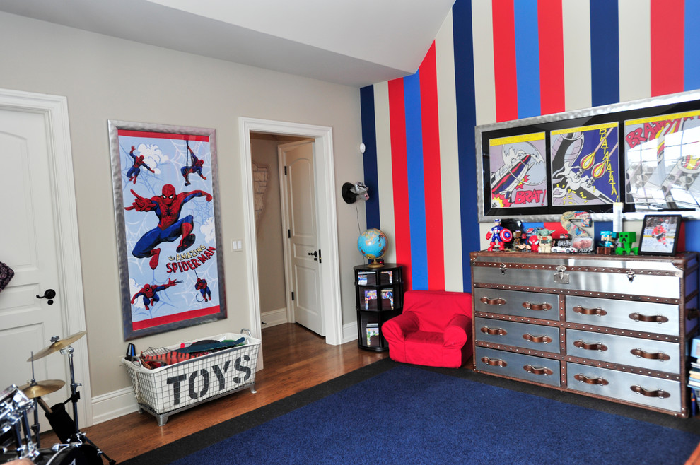 Idee per una cameretta per bambini da 4 a 10 anni chic di medie dimensioni con pareti multicolore, parquet scuro e pavimento marrone
