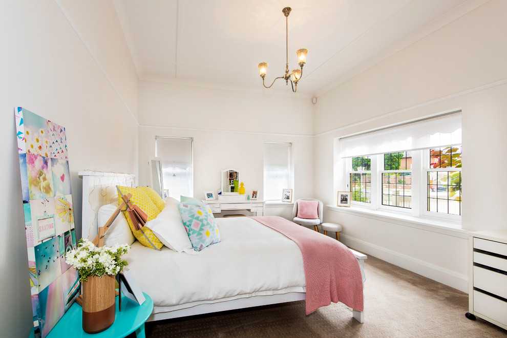 Idéer för att renovera ett vintage barnrum kombinerat med sovrum, med vita väggar och heltäckningsmatta
