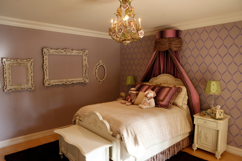 Diseño de dormitorio infantil bohemio de tamaño medio con paredes rosas y suelo de madera clara