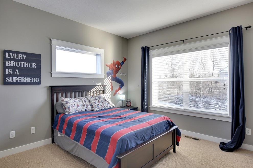 Inredning av ett amerikanskt mellanstort pojkrum kombinerat med sovrum och för 4-10-åringar, med grå väggar och heltäckningsmatta