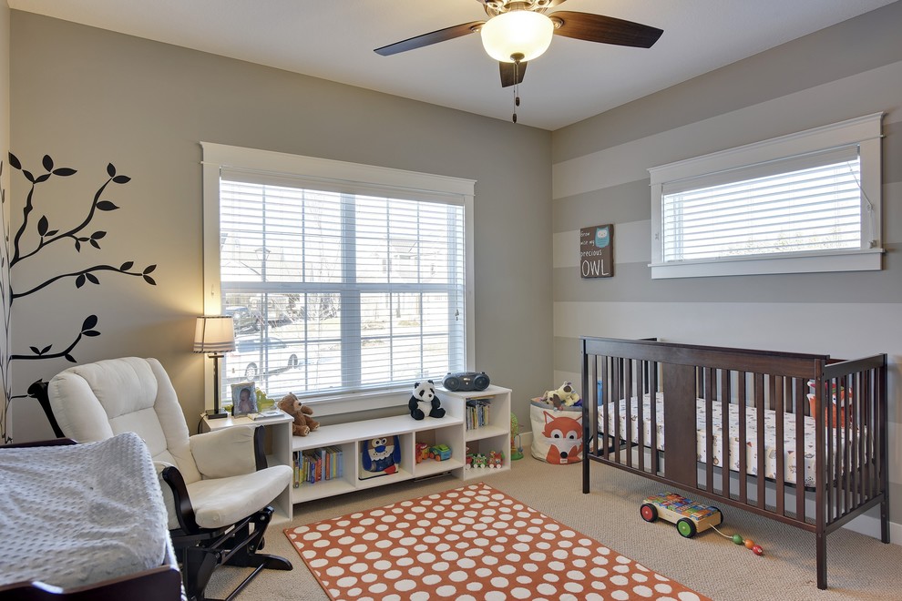 Foto på ett mellanstort amerikanskt barnrum kombinerat med sovrum, med grå väggar och heltäckningsmatta