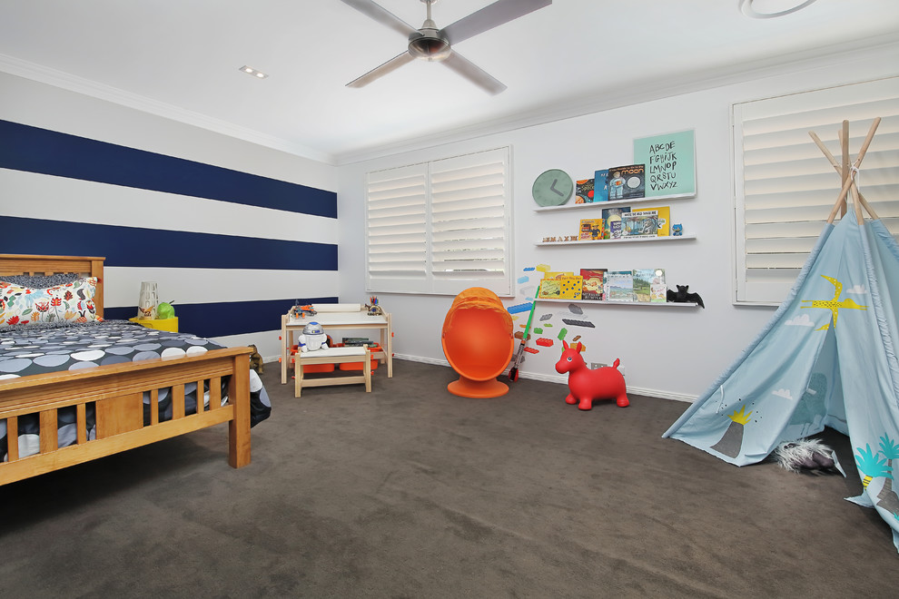 На фото: детская в современном стиле с спальным местом, разноцветными стенами, ковровым покрытием и серым полом для мальчика с