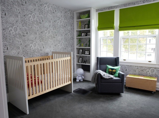 Immagine di una cameretta per bambini da 1 a 3 anni bohémian di medie dimensioni con pareti multicolore, moquette e pavimento grigio