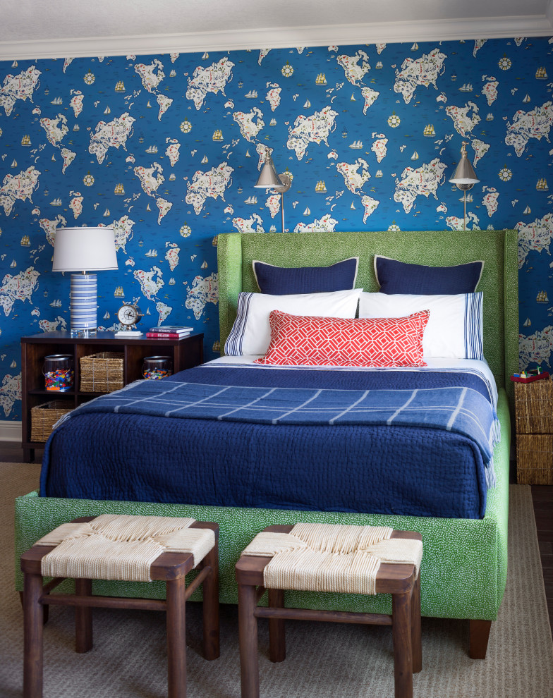 Modelo de dormitorio infantil de 4 a 10 años clásico de tamaño medio con paredes azules, suelo de madera en tonos medios y suelo marrón