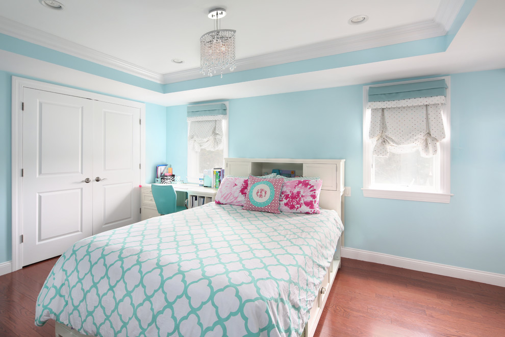 На фото: детская среднего размера в классическом стиле с спальным местом, синими стенами, паркетным полом среднего тона и коричневым полом для подростка, девочки