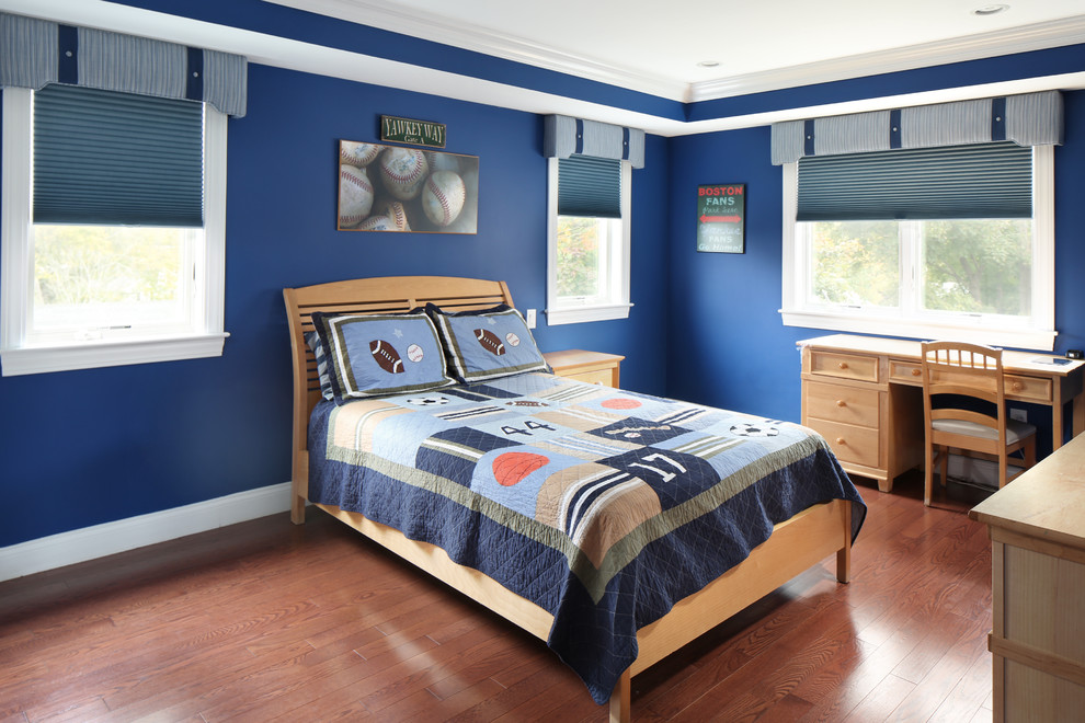 Inspiration för ett mellanstort vintage pojkrum kombinerat med sovrum och för 4-10-åringar, med blå väggar, mellanmörkt trägolv och brunt golv