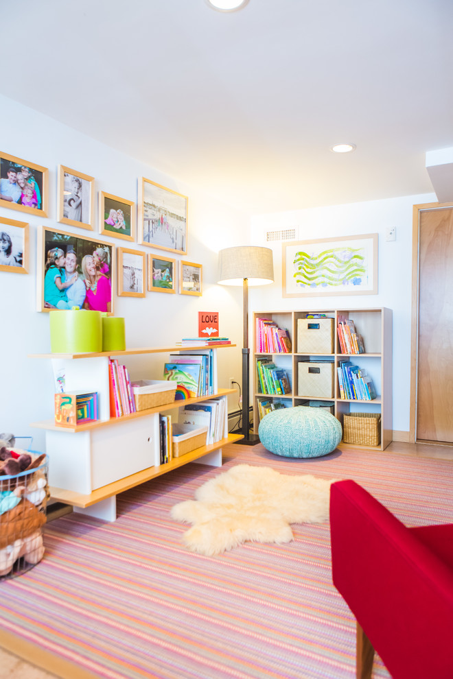 Modernes Kinderzimmer mit Spielecke in Boston