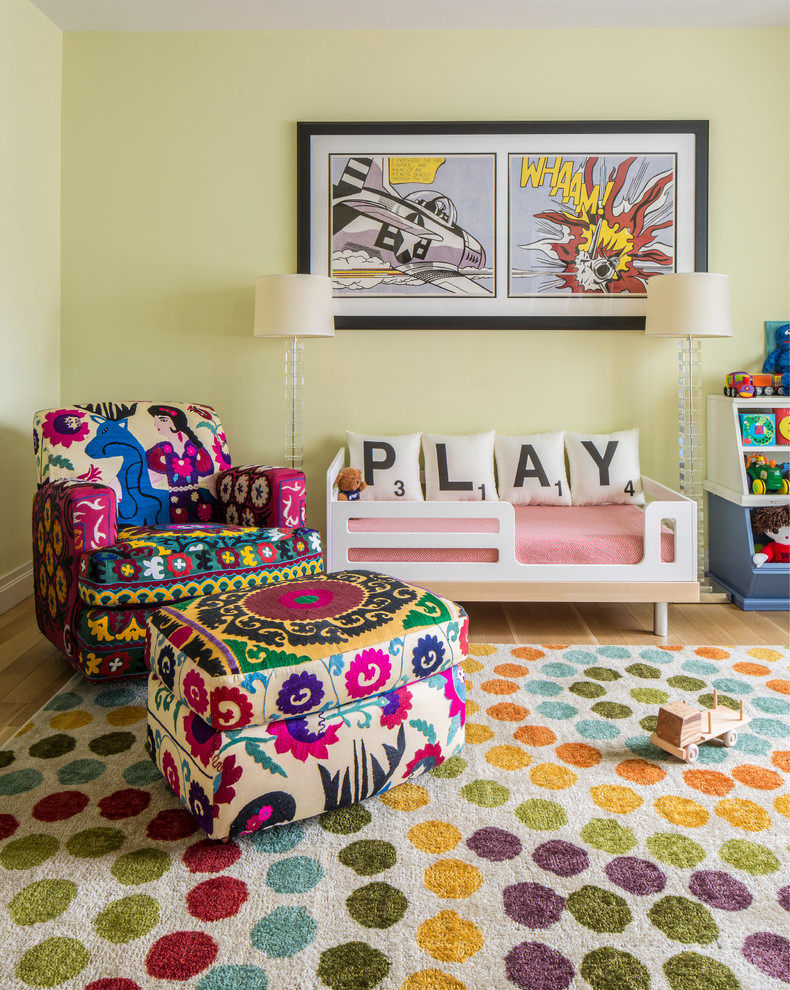 Идея дизайна: нейтральная детская среднего размера в современном стиле с спальным местом, ковровым покрытием и зелеными стенами для ребенка от 1 до 3 лет