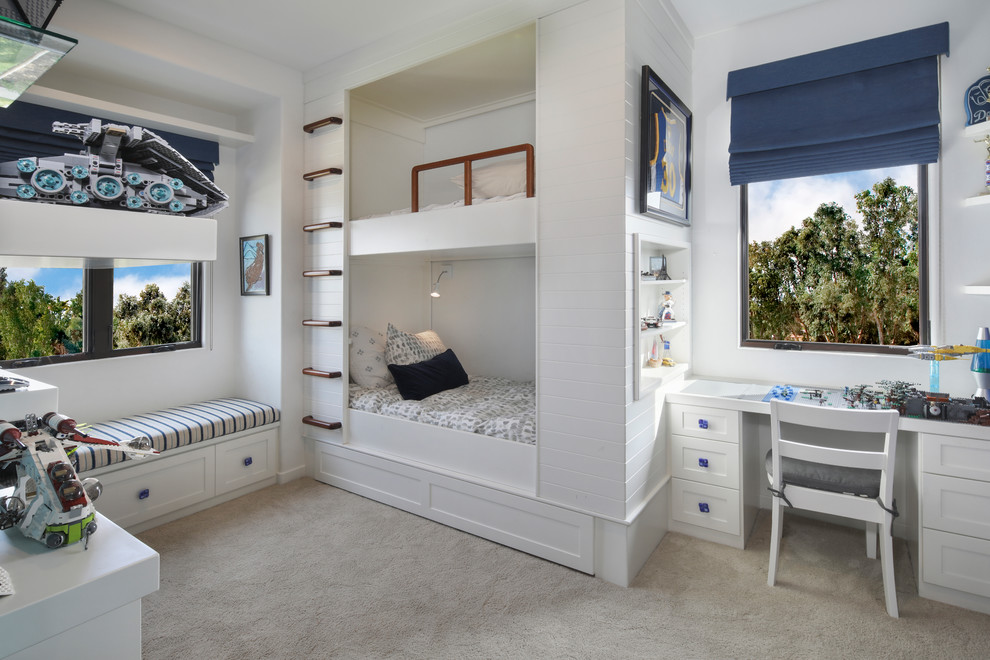 Inspiration för maritima pojkrum kombinerat med sovrum och för 4-10-åringar, med vita väggar, heltäckningsmatta och grått golv