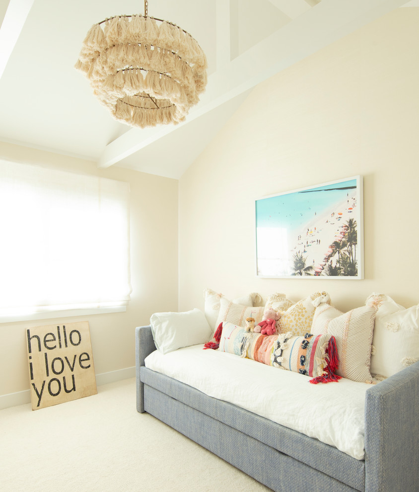 Ejemplo de dormitorio infantil de estilo de casa de campo con paredes beige, moqueta y suelo beige