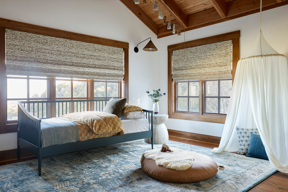 Aménagement d'une chambre d'enfant montagne avec un mur blanc, un sol en bois brun, un sol marron, poutres apparentes, un plafond voûté et un plafond en bois.