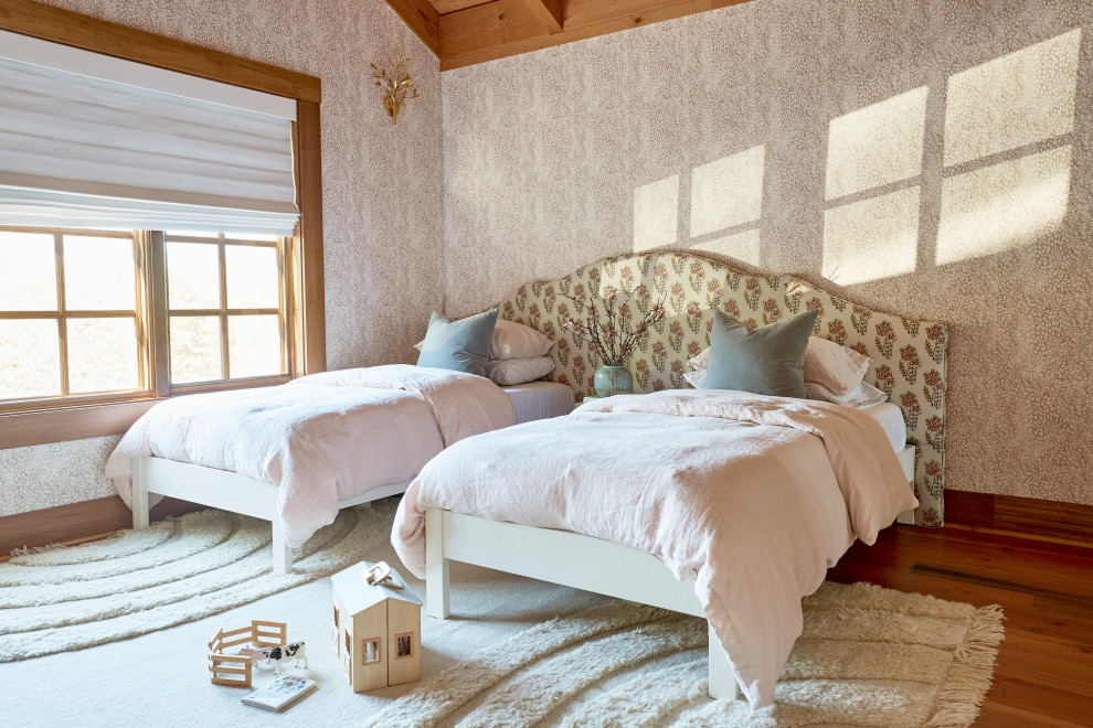 Uriges Kinderzimmer mit beiger Wandfarbe, braunem Holzboden, braunem Boden, gewölbter Decke, Holzdecke und Tapetenwänden in San Francisco