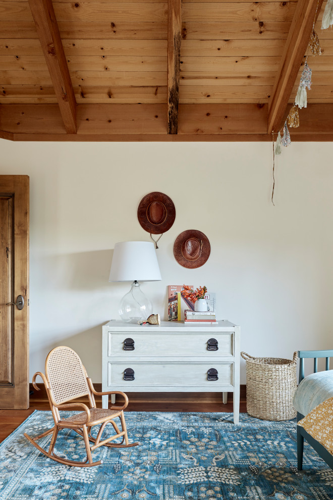Esempio di una cameretta da letto stile rurale con pareti bianche, pavimento in legno massello medio, pavimento marrone, travi a vista, soffitto a volta e soffitto in legno