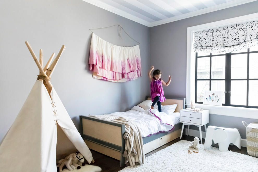 Klassisches Mädchenzimmer mit grauer Wandfarbe, dunklem Holzboden und braunem Boden in San Francisco