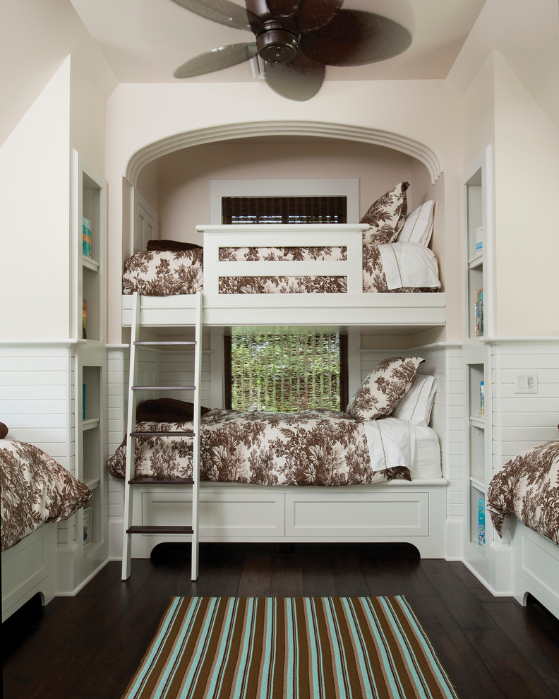 Exemple d'une chambre d'enfant chic avec un mur beige, parquet foncé et un lit superposé.