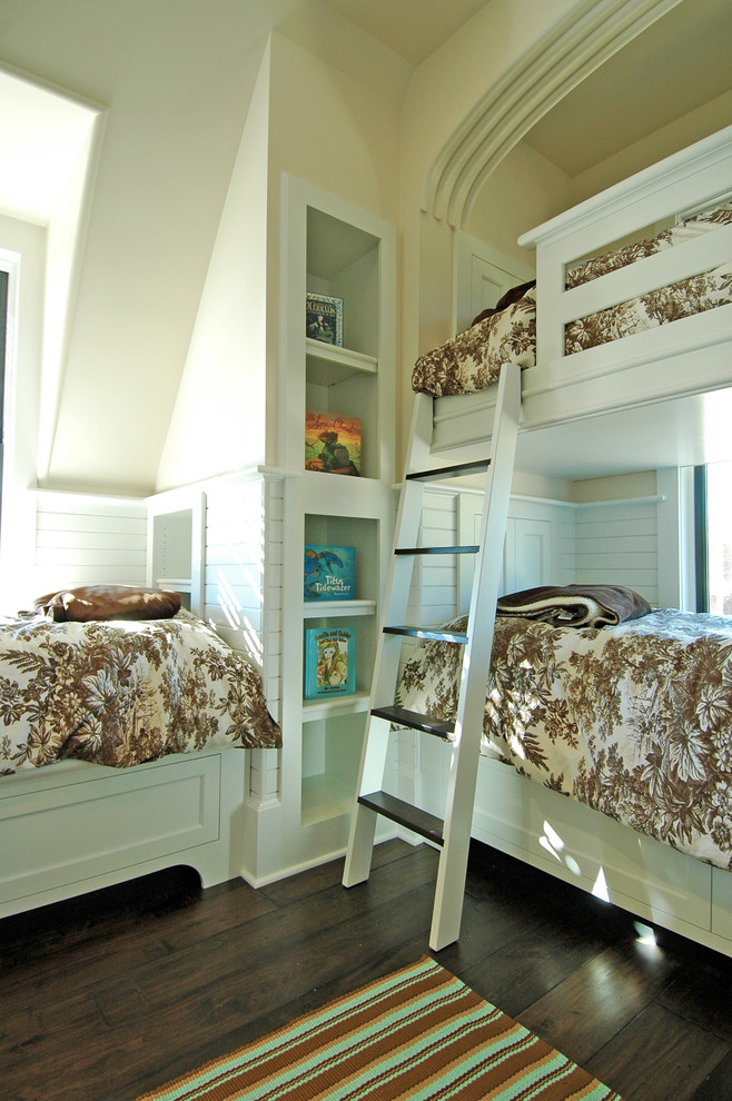 Cette photo montre une chambre d'enfant de 4 à 10 ans chic avec un mur beige, parquet foncé et un lit superposé.