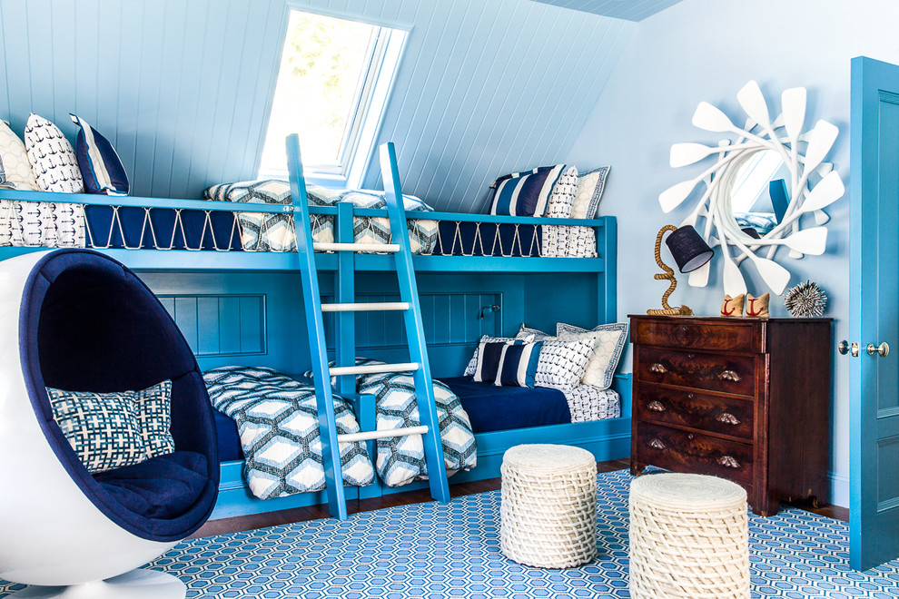 Пример оригинального дизайна: нейтральная детская среднего размера в морском стиле с синими стенами, темным паркетным полом и спальным местом для двоих детей