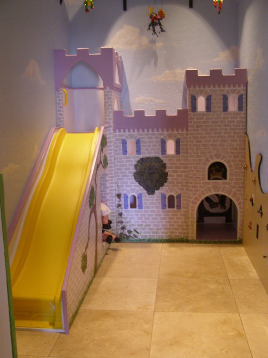Idee per una cameretta per bambini da 4 a 10 anni tradizionale di medie dimensioni con pavimento in travertino