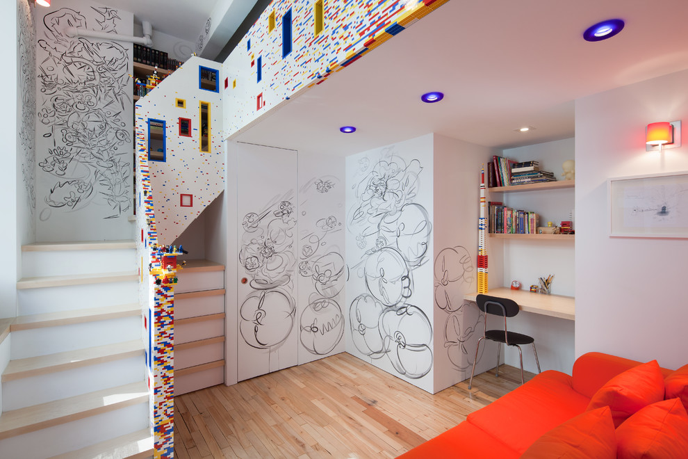 Exemple d'une chambre de garçon de 4 à 10 ans tendance avec un bureau, un mur blanc et parquet clair.