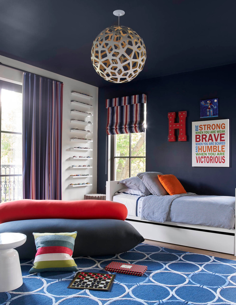 Modernes Kinderzimmer mit Schlafplatz, blauer Wandfarbe und hellem Holzboden in Dallas