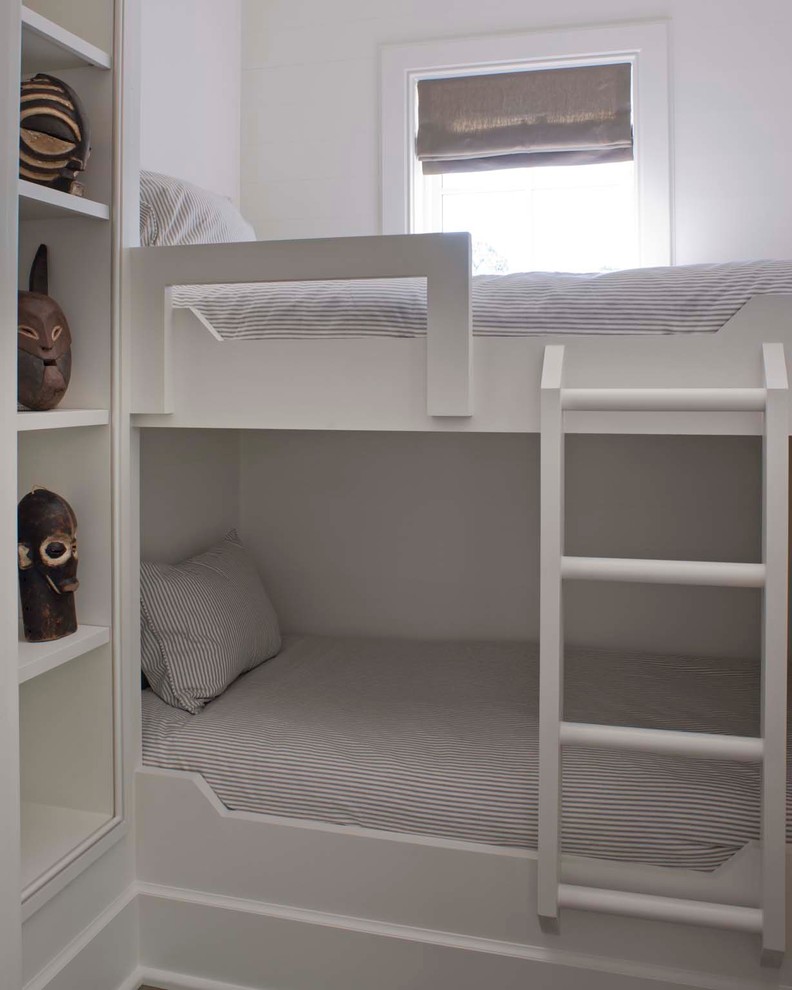 Idéer för ett maritimt könsneutralt barnrum kombinerat med sovrum, med vita väggar