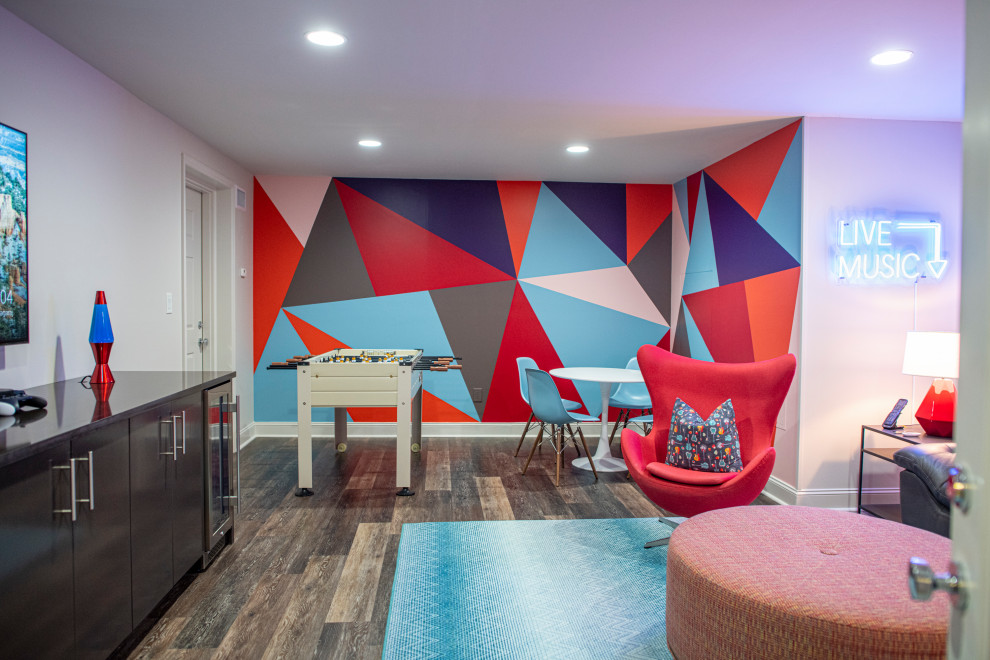Kleines Retro Kinderzimmer mit Schlafplatz, weißer Wandfarbe, braunem Holzboden und braunem Boden in Charleston