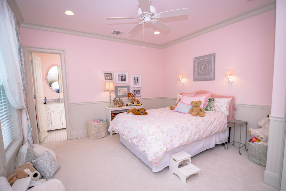На фото: детская в классическом стиле с розовыми стенами, ковровым покрытием и белым полом для ребенка от 4 до 10 лет, девочки с