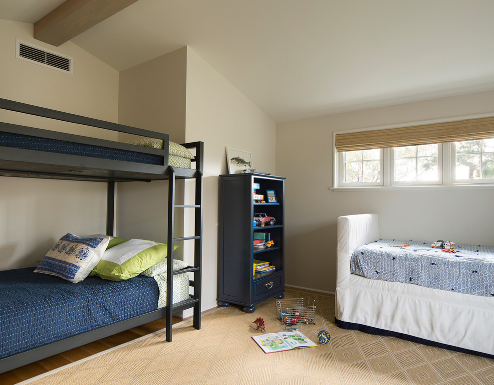 Modelo de dormitorio infantil costero con paredes blancas y suelo de madera en tonos medios