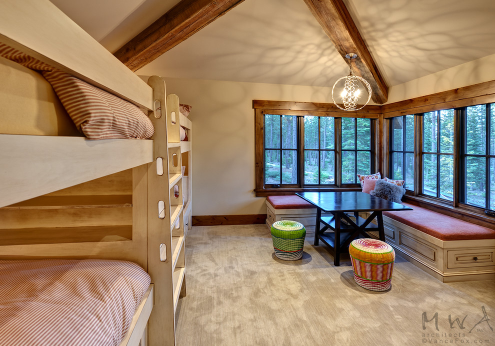 Exemple d'une chambre d'enfant craftsman avec un mur beige, moquette et un sol beige.