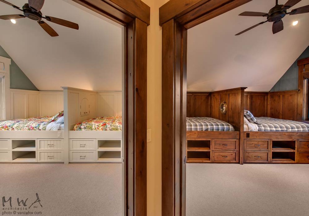 Bild på ett stort amerikanskt könsneutralt barnrum kombinerat med sovrum, med blå väggar, heltäckningsmatta och beiget golv
