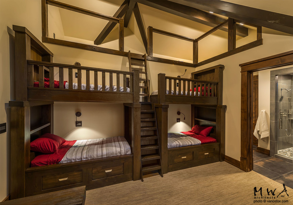 Imagen de dormitorio infantil actual grande con paredes beige, moqueta y suelo beige