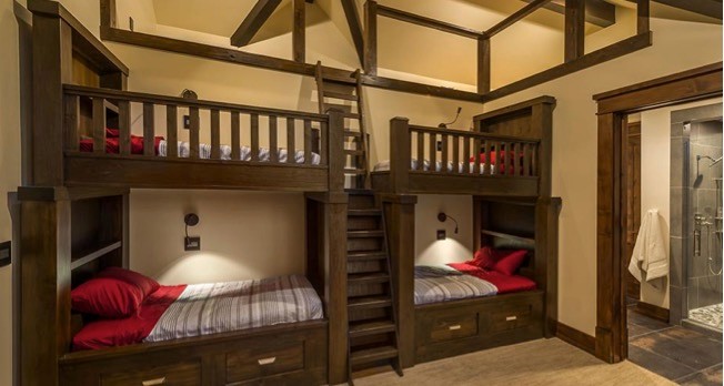 На фото: огромная нейтральная детская в стиле рустика с спальным местом, бежевыми стенами и ковровым покрытием