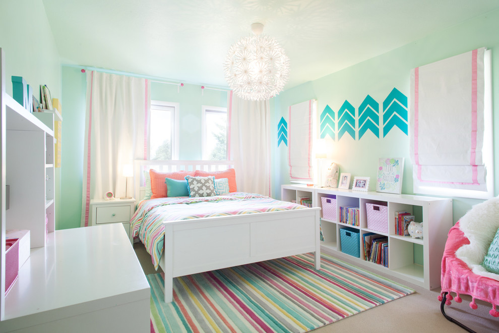 Foto på ett mellanstort funkis flickrum kombinerat med sovrum och för 4-10-åringar, med heltäckningsmatta och blå väggar