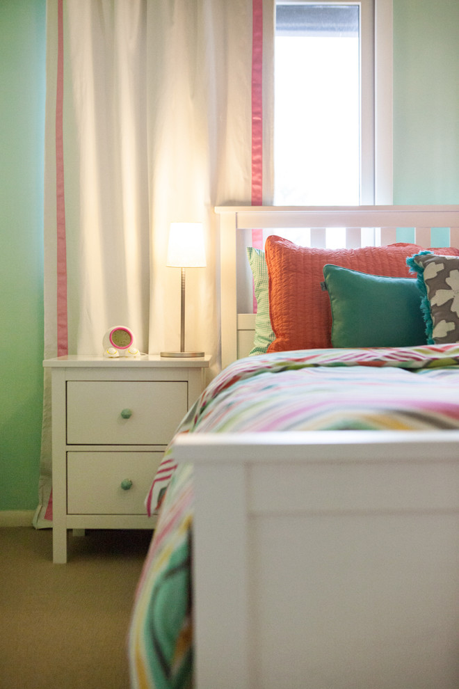 Imagen de dormitorio infantil de 4 a 10 años contemporáneo de tamaño medio con paredes verdes y moqueta