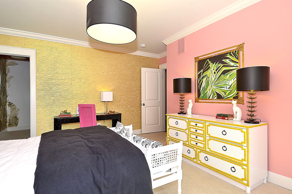 Idée de décoration pour une grande chambre d'enfant design avec un mur rose, moquette et un sol beige.