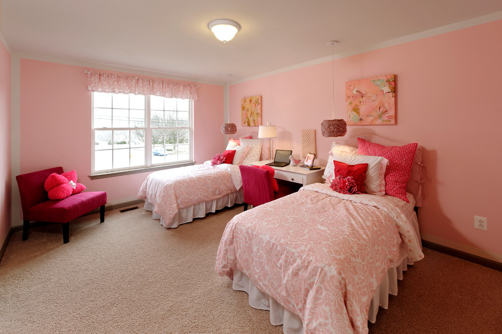 Exempel på ett klassiskt flickrum kombinerat med sovrum och för 4-10-åringar, med rosa väggar och heltäckningsmatta