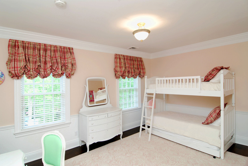 На фото: детская среднего размера в стиле неоклассика (современная классика) с спальным местом, розовыми стенами и темным паркетным полом для девочки, двоих детей