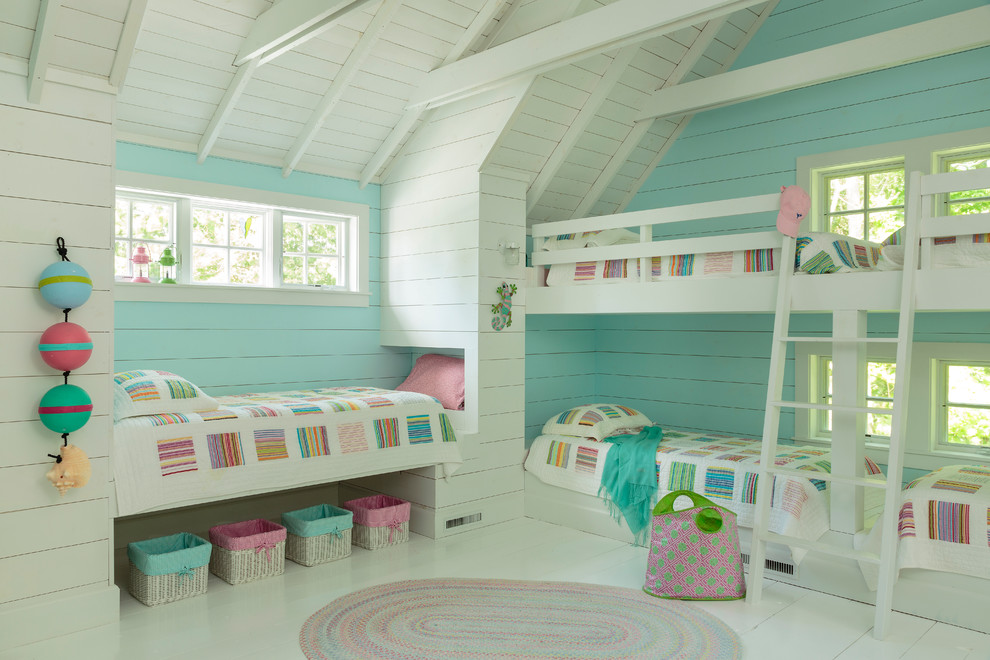 Esempio di una cameretta per bambini da 4 a 10 anni stile shabby di medie dimensioni con pareti verdi, pavimento in legno verniciato e pavimento bianco
