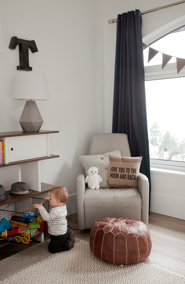 Modelo de habitación infantil unisex actual con paredes blancas y suelo de madera en tonos medios
