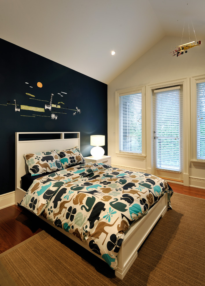 Exempel på ett modernt pojkrum kombinerat med sovrum och för 4-10-åringar, med mörkt trägolv och flerfärgade väggar