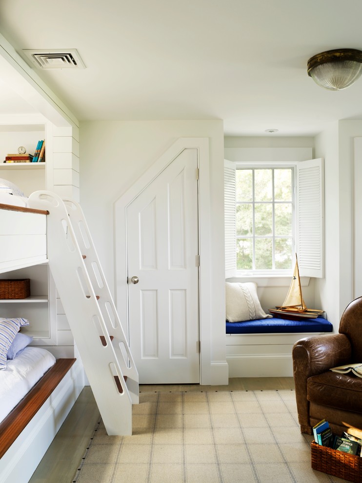 Modelo de dormitorio infantil de 4 a 10 años marinero con paredes blancas y suelo de madera clara