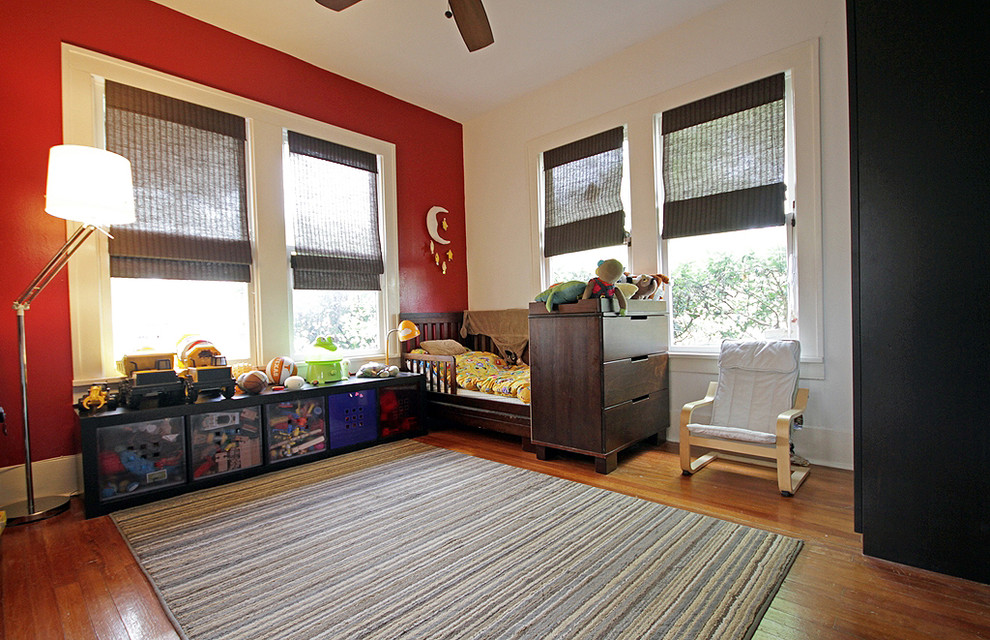 Foto på ett funkis barnrum kombinerat med sovrum, med mellanmörkt trägolv och flerfärgade väggar